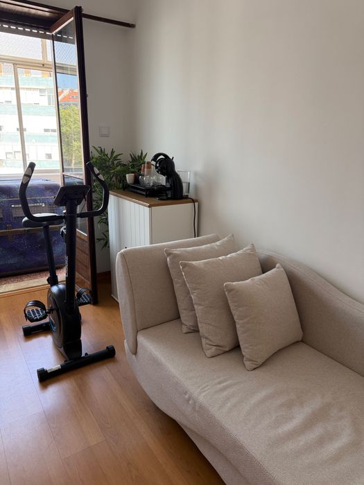 Quarto Privado e Luminoso em Benfica | Apenas Mulheres (Curta Duração)