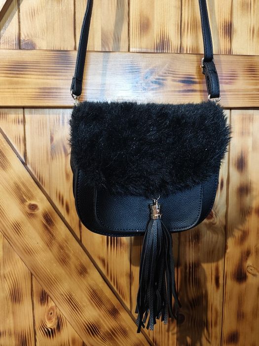 Torebka czarna z futerkiem i frędzlami