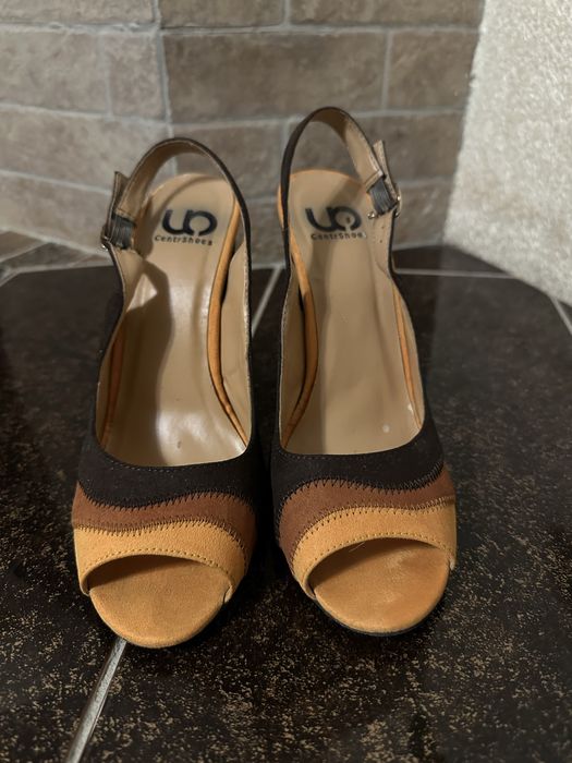 Босоніжки на підборах