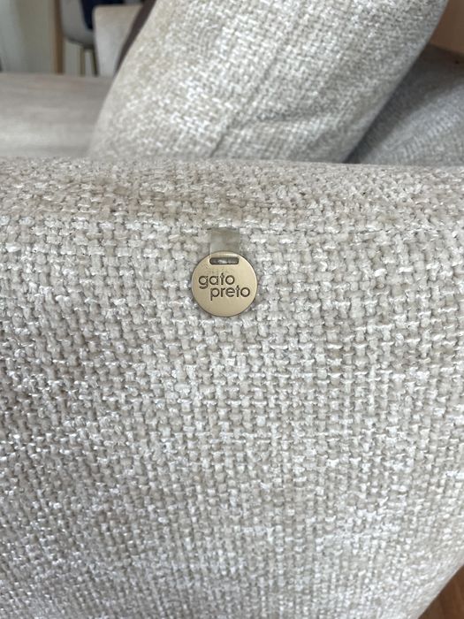 Sofá modular bege com chaise longue | Gato Preto