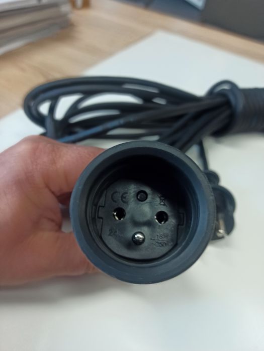 Przedłużacz, kabel z wtyczką.