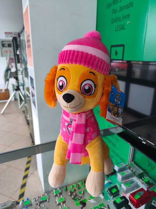 Peluche Patrulha Pata Skye de Inverno 45cm sentado