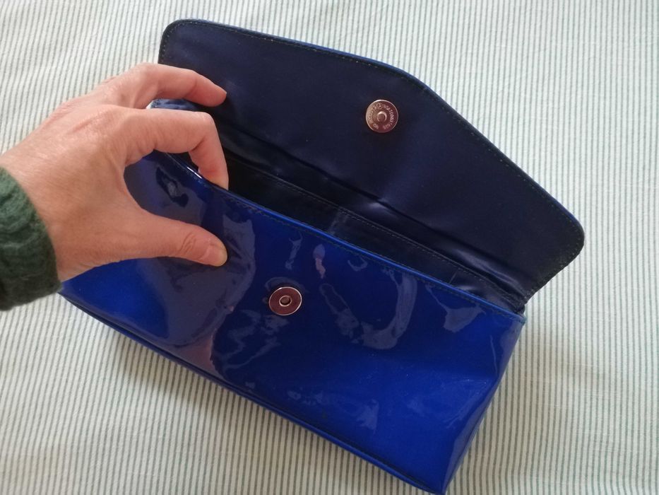 Mala envelope (clutch) azul eléctrico