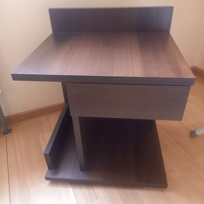 Stolik nocny lub do salonu.