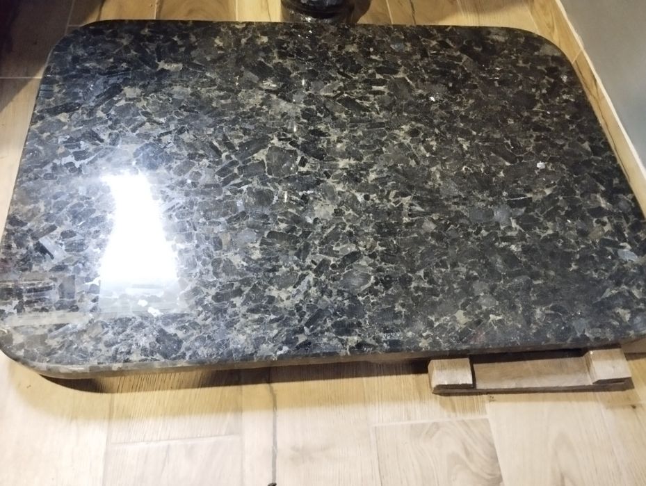 Стіл з граніту і ніжкою