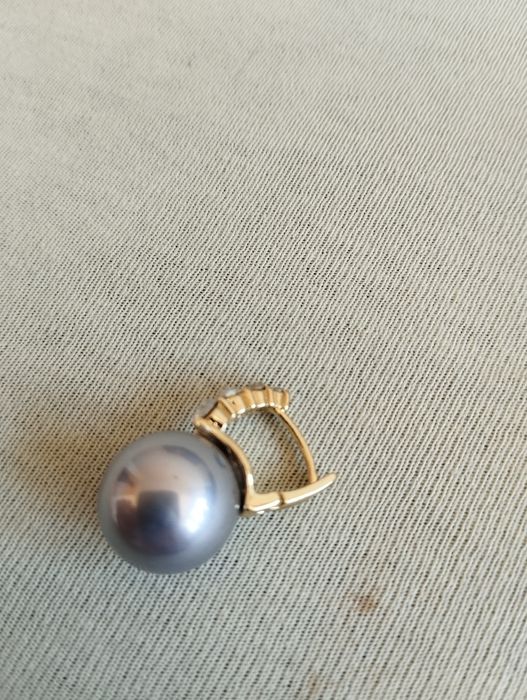 Kolczyki w kolorze złota z szarymi perłami i kryształkami