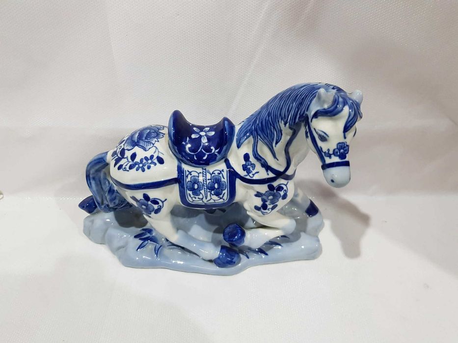 Porcelanowy biało-niebieski Koń w stylu Chinoiserie