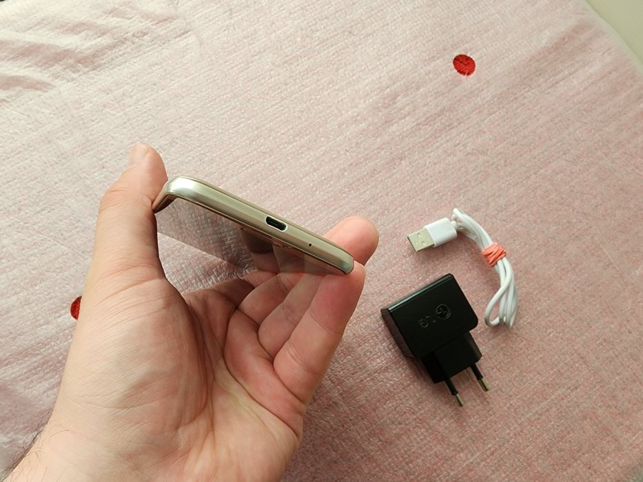 Samsung Galaxy J3 J320Н.Вlack.2сим.карты.Полностью рабочий.