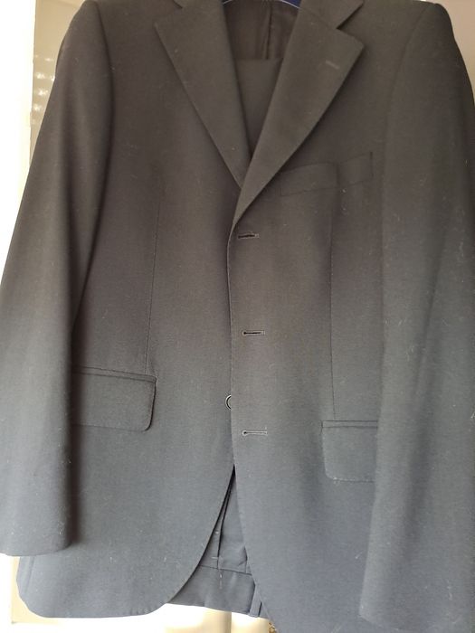 Fato de homem, preto, pouco usado, n. 38/40