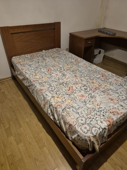 Quarto completo em madeira: Roupeiro, cama, secretária, estante e mesa de cabeceira