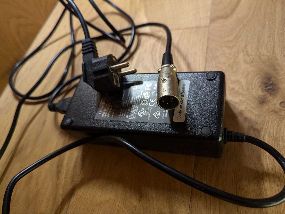 Carregador de Bateria Li-ion, Modelo DZL (M) 3710A0, 42V 2.0A