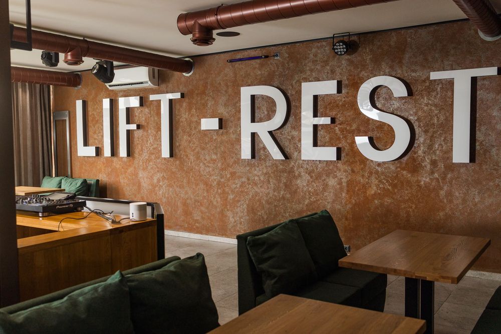 Готовий ресторан 442 м² біля VELES. Обладнання, інвентар, сонячна СЕС.