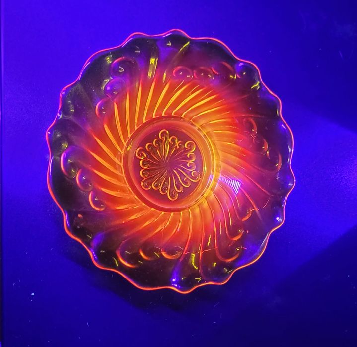 Talerz szkło kadmowe świeci jak uranowe