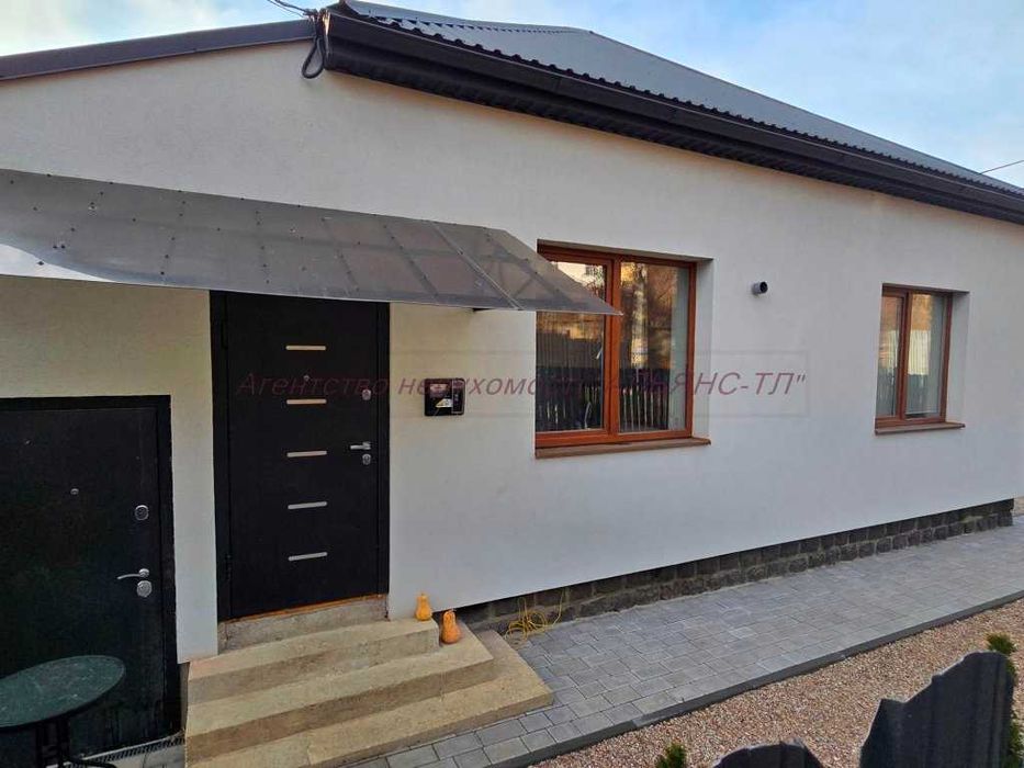 Частина будинку  з ремонтом, є гараж, ділянка 3 сот рн Дастору