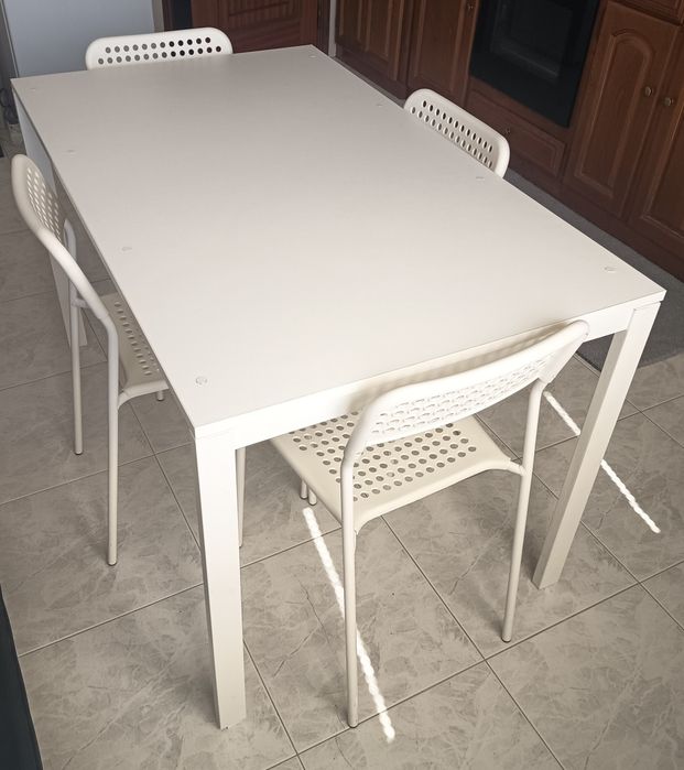 Mesa branca + 4 cadeiras