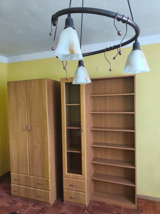 Komplet mebli – szafa, witryna z lustrem, komoda i regał