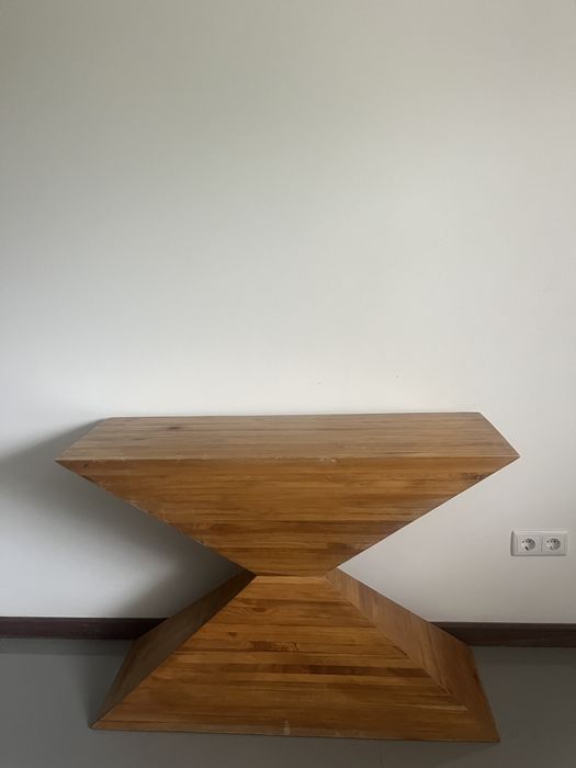 Móvel aparador para hall de entrada. Madeira clara, muito bonito e uma peça diferente.