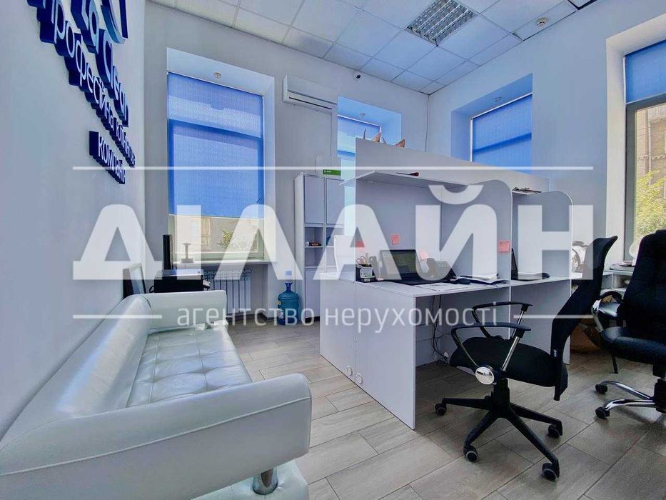 Будівля в центрі міста, біля пр. Соборний.