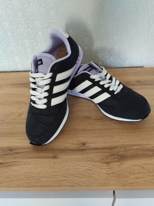 Кросівки Adidas.