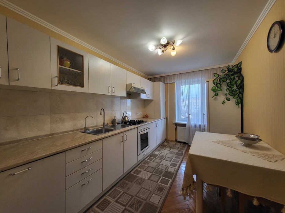 Продається 5-ти кімнатна квартира на Слов'янці