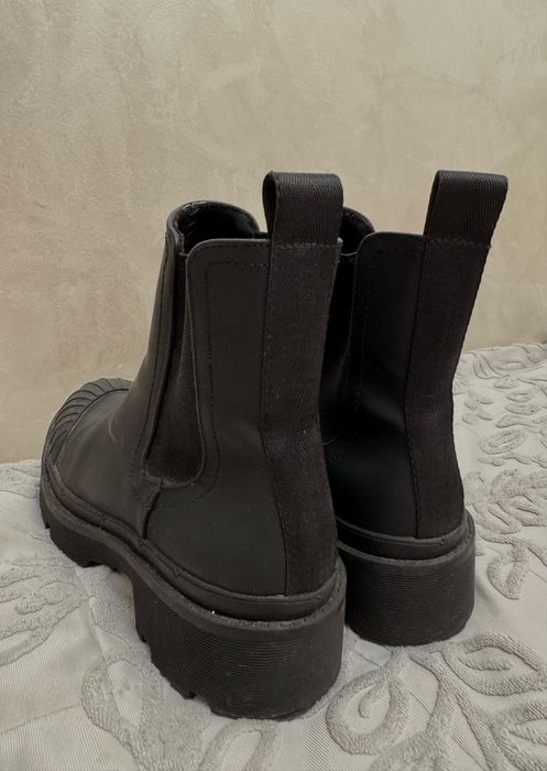 Продам чёрные ботинки челси Zara на массивной подошве.