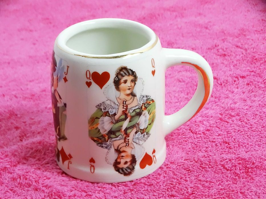 Ceramiczny kubek kufelek z motywem kart do gry – Dama, Król, Walet (Vintage / Retro)
