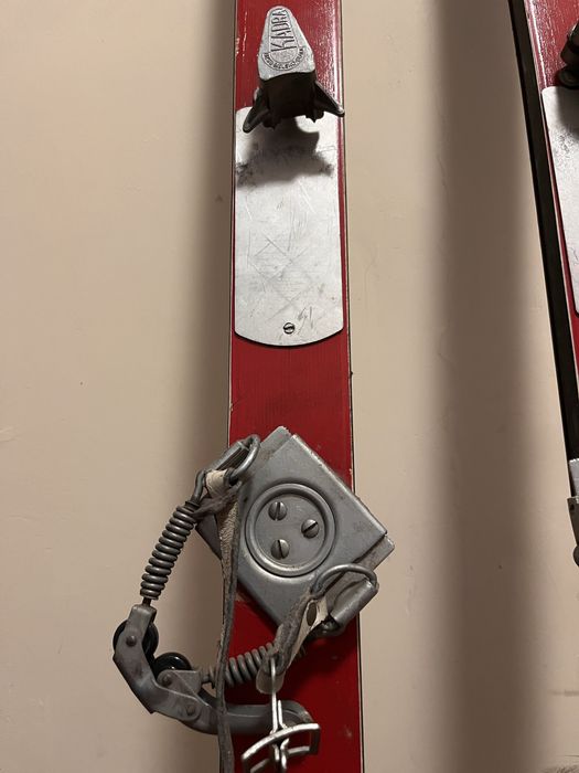 Zabytkowe narty wierchy na dekoracje