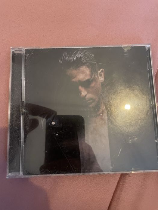 Vendo varios cds, cada um com o valor de 7€