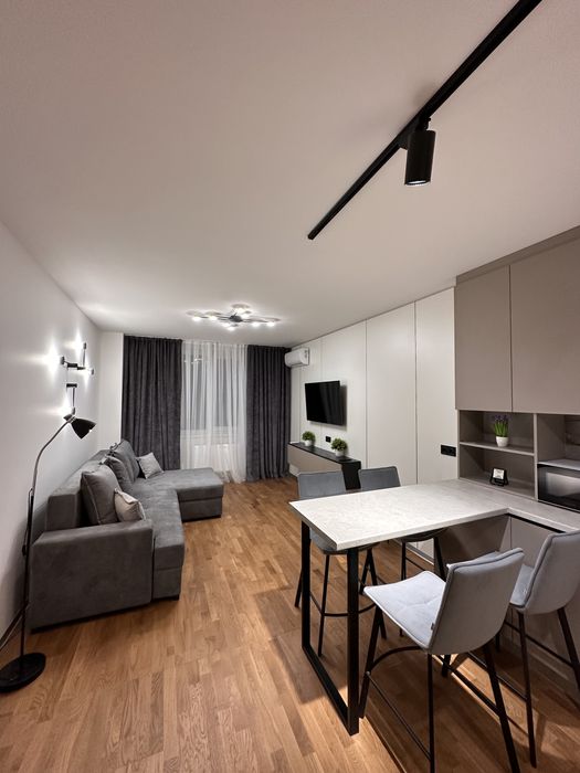 Сучасна квартира подобово в центрі.