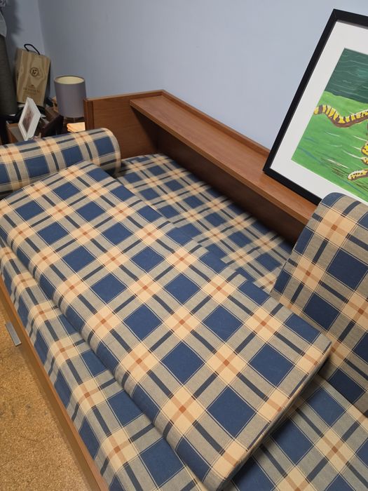 Cama e mesa de cabeceira