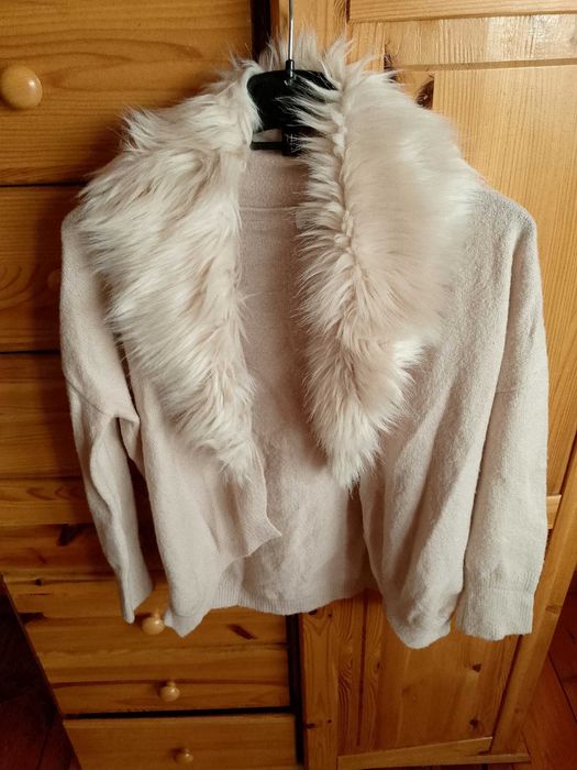 Sweter z futerkiem na kołnierzu