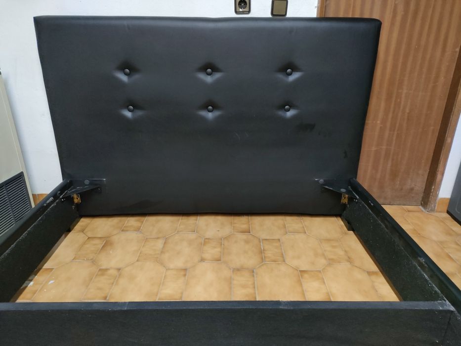 Cama de casal preta
