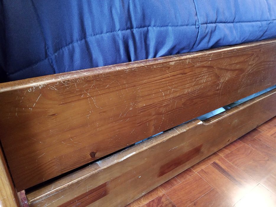 Cama de solteiro dupla em madeira maciça