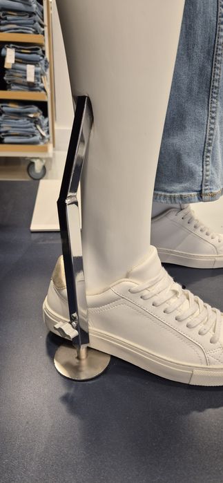 2 Manequins senhora + 1 manequim homem +2 podiuns