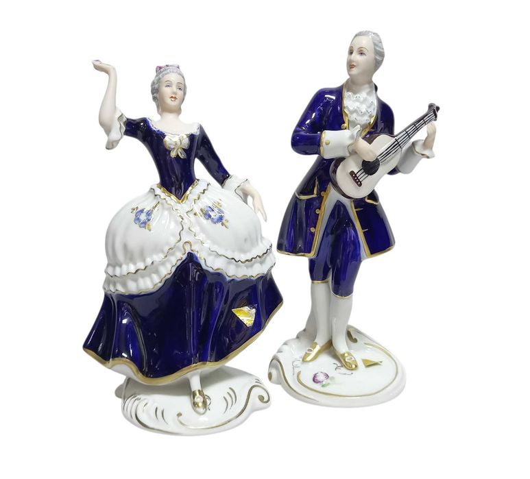 Dworska para, kobaltowe figurki Royal Dux, poł XX w.