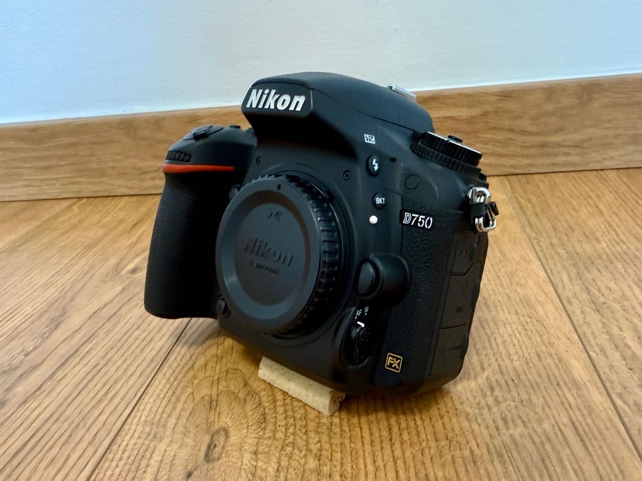 Fotografia subaquática full-frame Nikon D750 em caixa Nauticam