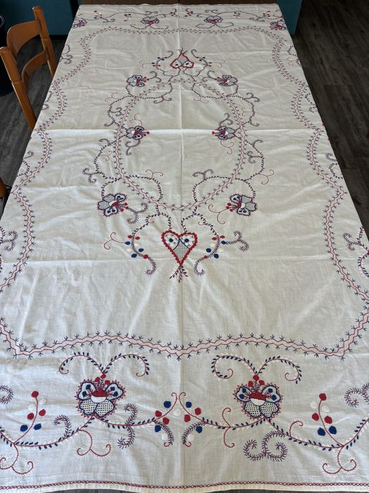 Toalha de mesa em linho com bordado feito à mão de Viana do Castelo 145x209