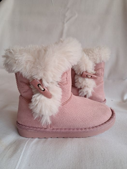 Уги для дівчинки