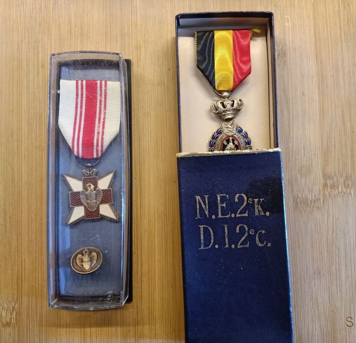 Dwa medale za zasługi.