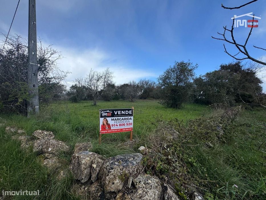 Terreno Plano Para Construção Com 1 .011 M² Proximo De Ourém — Nossa Senhora Misericórdias, Santarém