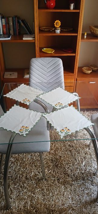 Toalha + 4 guardanapos, bordados