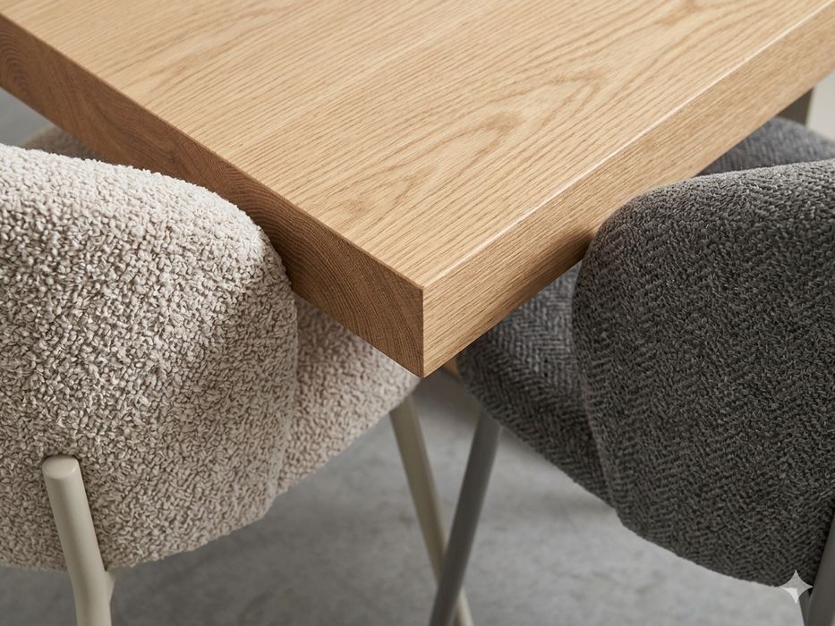 Mesa em madeira com os pes em branco