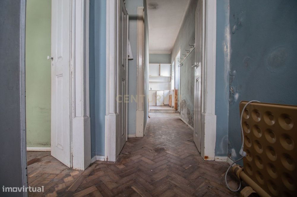 Casa antiga para recuperar com terreno e árvores de fruto, Alhadas, Fi