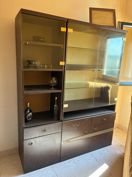 Vitrine de sala em madeira com portas de vidro e arrumação