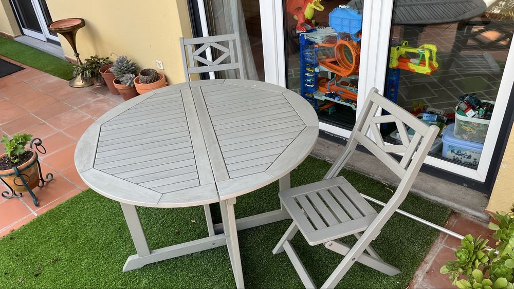 Mesa redonda exterior dobravel com duas cadeiras Ikea Nammaro