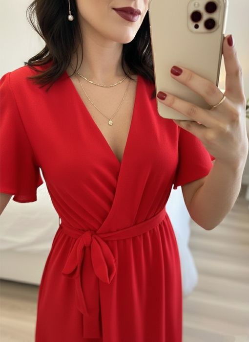 Wyjściowa zwiewna sukienka z kopertowym dekoltem