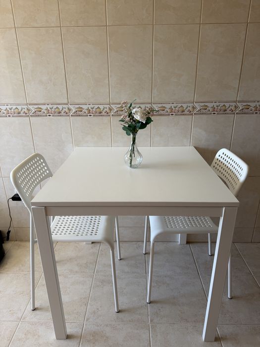 Conjunto mesa e 2 cadeiras