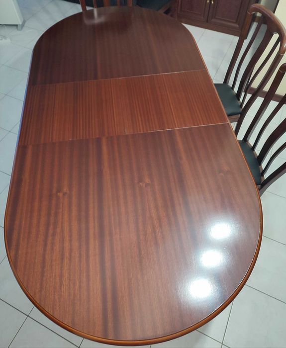 Mesa de sala mais seis cadeiras