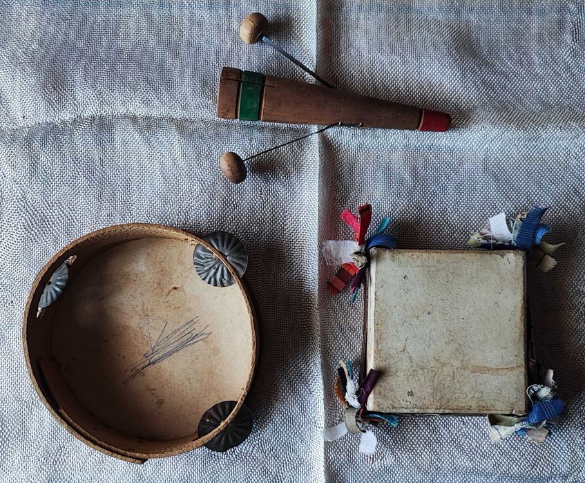 Lote de instrumentos musicais antigos