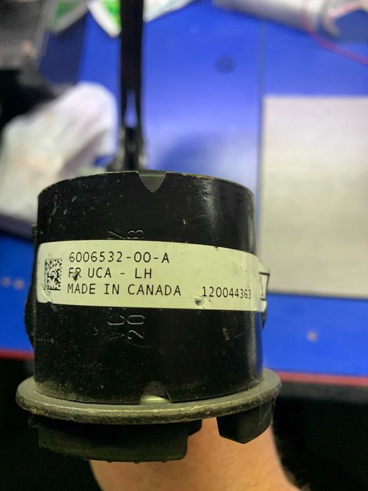 Рычаг передней подвески (подкова) Tesla Model S верхний правый